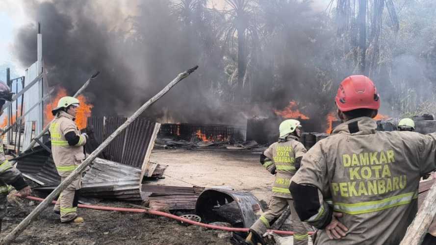 Detik-detik Kebakaran Gudang Solar Ilegal di Pekanbaru: Berawal dari Percikan Kabel Listrik