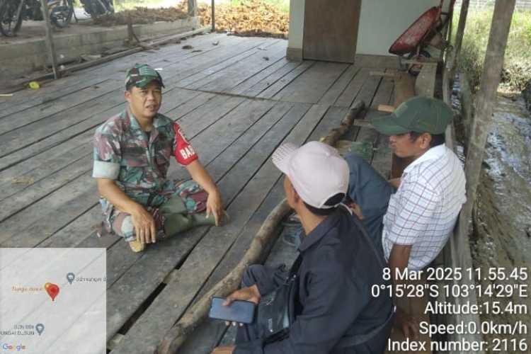 Babinsa Koramil 12/Btk Sertu Januar Himbau Warga Binaan Tingkatkan Kewaspadaan Keamanan Desa