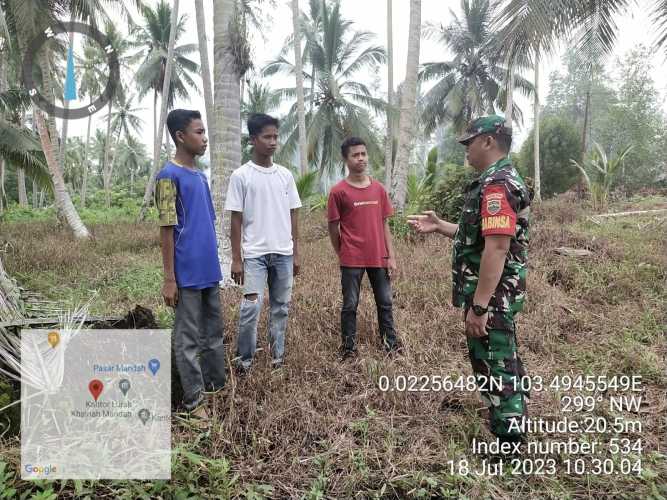 Babinsa Awasi Lokasi Rawan Karhutlah dengan Patroli Bersamal