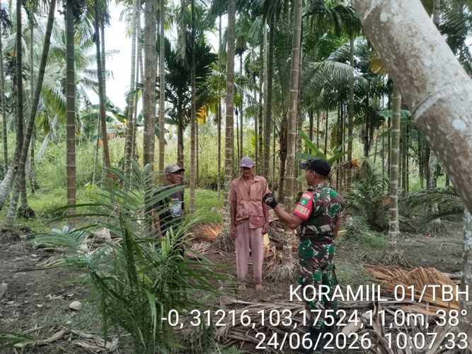 Babinsa Serka Jondri Sosialisasi Tapal Batas di Sungai Perak