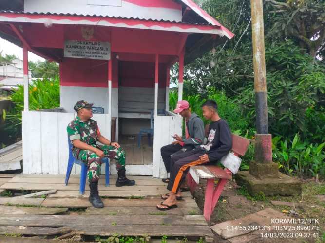 Babinsa Bangunkan Kesadaran Warga Bermedsos yang Bijak