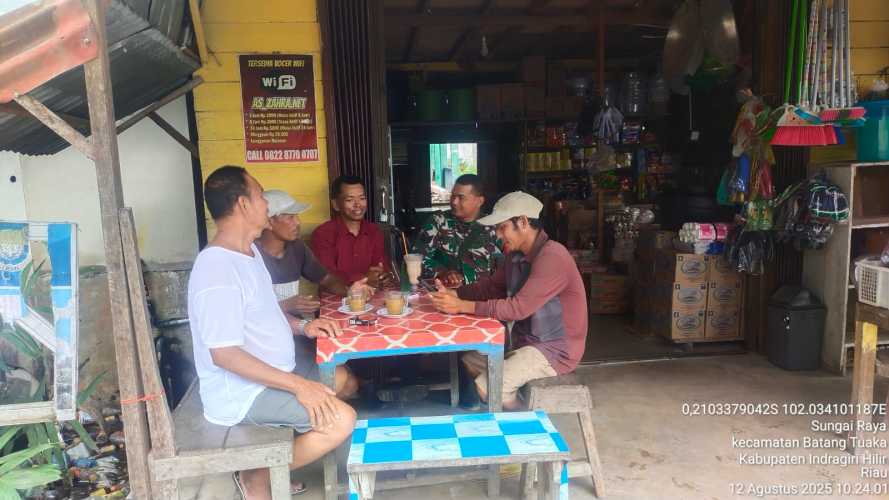 Babinsa Koramil 12/Batang Tuaka Gelar Komsos dengan Tokoh Pemuda, Bahas Persiapan HUT RI ke-80