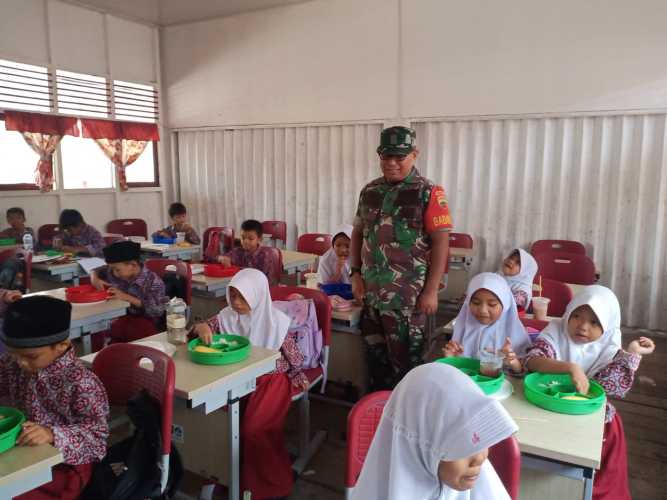 Babinsa Tembilahan Hilir Distribusikan Program Makan Bergizi untuk Siswa Sekolah Dasar