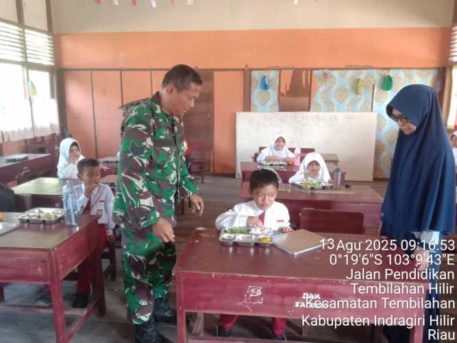 Babinsa Koramil 01/Tembilahan, Serma Nuryadi, aktif mendampingi kegiatan makan sehat bergizi