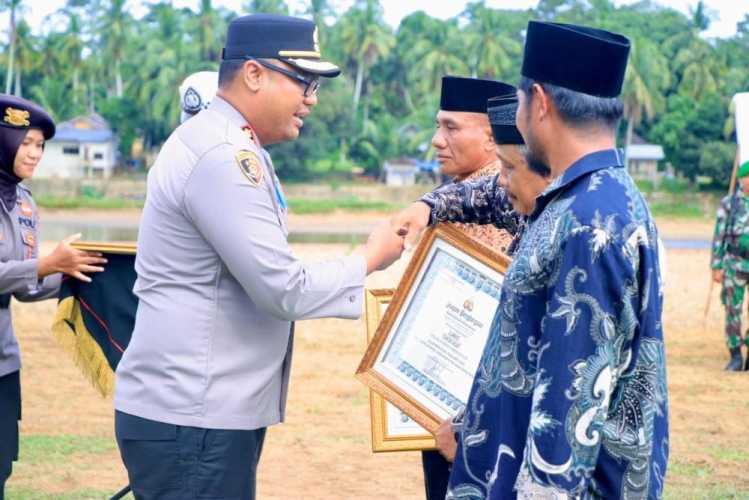 Kapolres Kampar Anugerahkan Penghargaan untuk Tiga Tokoh Pelestarian Lingkungan
