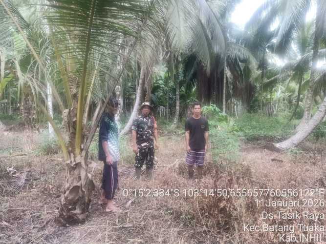 Babinsa menjaga tapal batas Desa Tasik Raya melalui patroli rutin dan dialogis