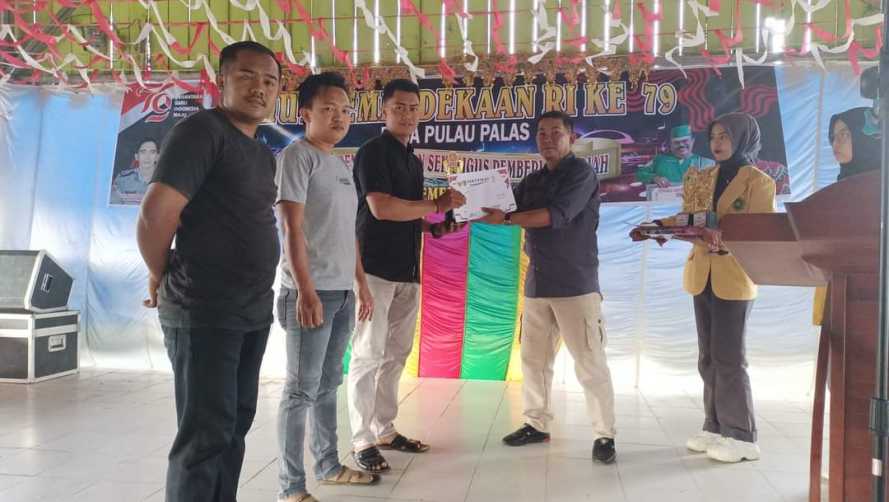 Kepala Desa Pulau Palas Tutup Berbagai Perlombaan Dalam Rangka HUT RI Ke -79 Dengan Pembagian Hadiah