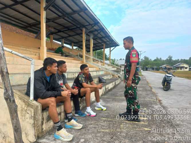 Babinsa Mandah mengedukasi pemuda agar bijak bermedia sosial