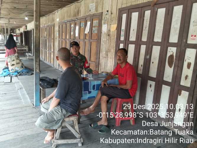 Babinsa Koramil 12/Batang Tuaka Gencarkan Komsos, Imbau Warga Jaga Kamtibmas dan Kesehatan Lingkungan