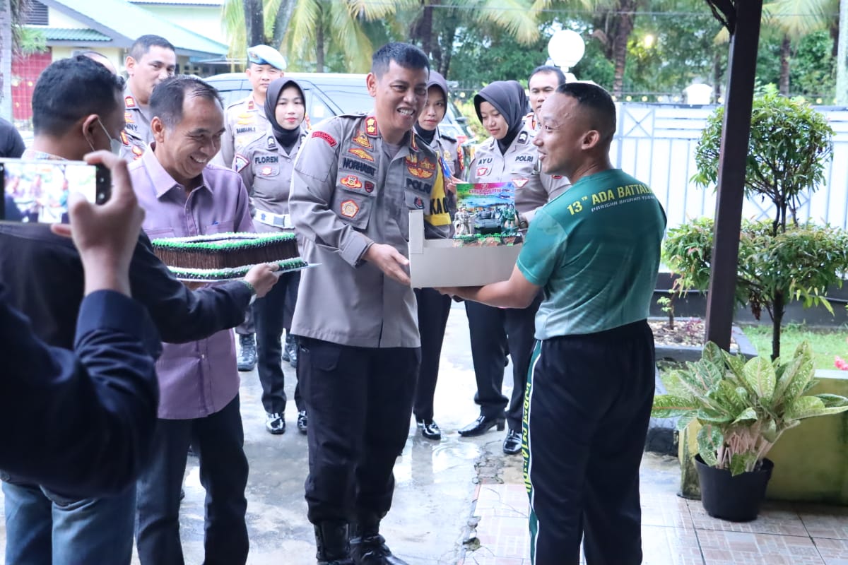 AKBP Norhayat Bersama  Ferryandi Berikan Kejutan  kepada Dandim 0314/Inhil,