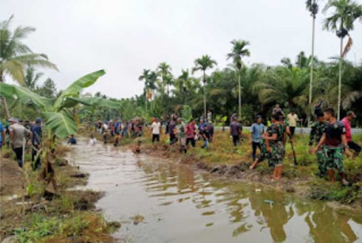 Atasi Air Tergenang Karena Pembuangan dan Hujan, Satgas TMMD Bersihkan Drainase Desa