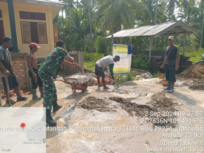 Dukungan Babinsa Mandah Membantu Sarana Infrastruktur Warga