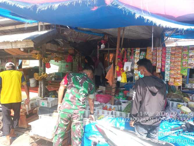 Babinsa Mandah Aktif Jaga Stabilitas Harga Pangan Jelang Lebaran