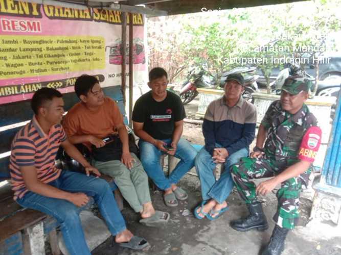 Babinsa Sertu Mistar Memberikan Informasi Terpadu dalam Pengelolaan Manajemen Konflik Masyarakat
