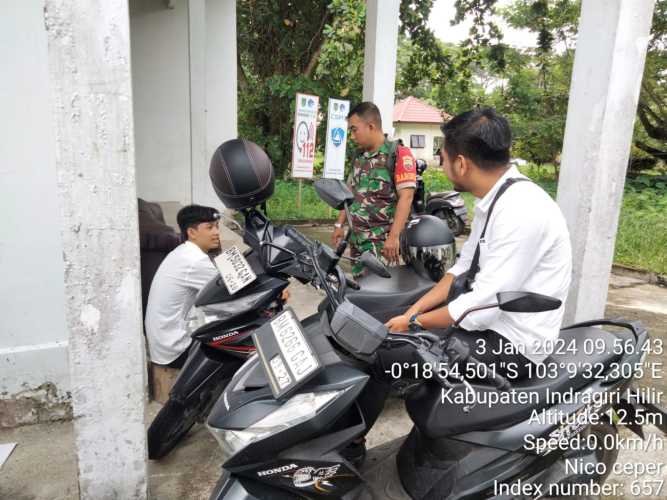 Babinsa Koramil 01/Tembilahan Kopda Nico Memberi Arahan Pada Warga Untuk Berhati Hati  Berkendaraan di Musim Hujan