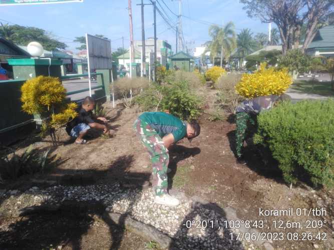 Sabtu Pagi,Serma Darmansyah Gotong Royong Pembersihan Taman Kodim