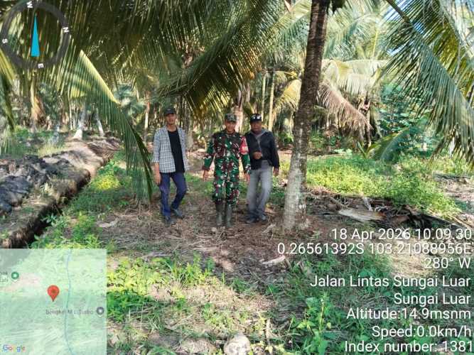 Patroli dan Sosialisasi Tapal Batas, Babinsa Sungai Luar Komitmen Jaga Keamanan Wilayah
