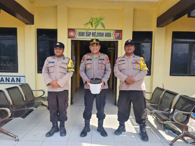 Kapolsek Pulau Burung Terima Bibit Pohon dari Kapolda Riau di Hari Ulang Tahunnya ke-55