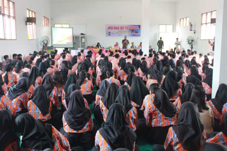 JMSI Riau Goes To School ke SMAN 6 dengan Tema Literasi Keuangan dan Media Informasi Digital