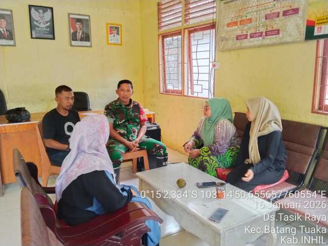 Babinsa Tasik Raya melaksanakan anjangsana kamtibmas serta penyuluhan kamling