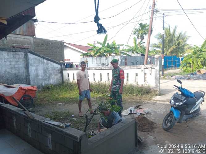 Babinsa Sei Beringin Koramil 01 Tembilahan Ikut serta Goro Pembersihan Parit