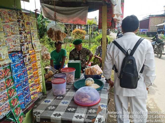 Bersama Warga Duduk di Warung, Sertu Anton Bahas Masalah Keamanan Pilpres dan Pileg