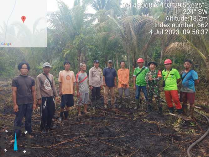 Dibantu Pihak Masyarakat dan Perusahaan,Babinsa Berhasil Padamkan Titik Api