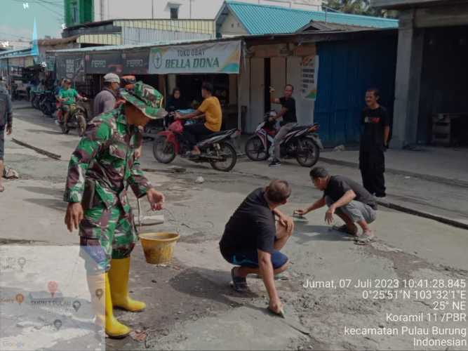 Babinsa Manunggal Peduli  Infrasturuktur Jalan Desa