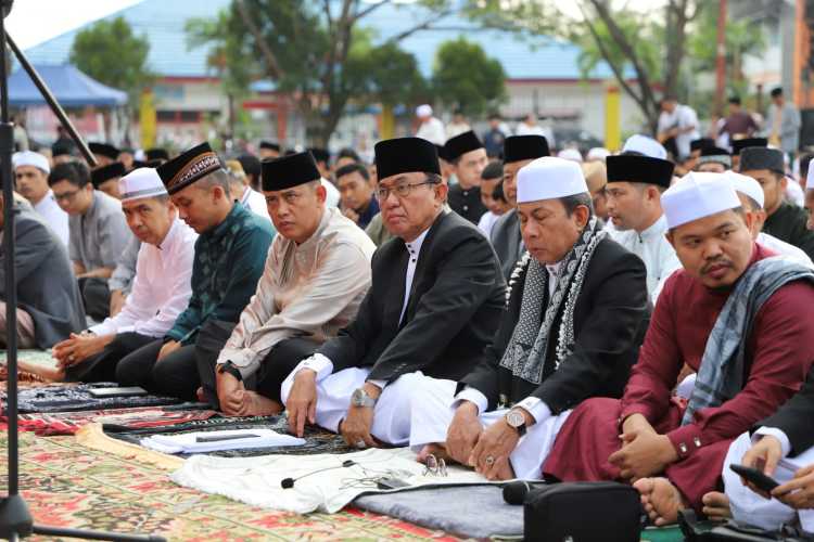 Bupati HM. Wardan Sholat Ied Bersama Masyarakat Tembilahan