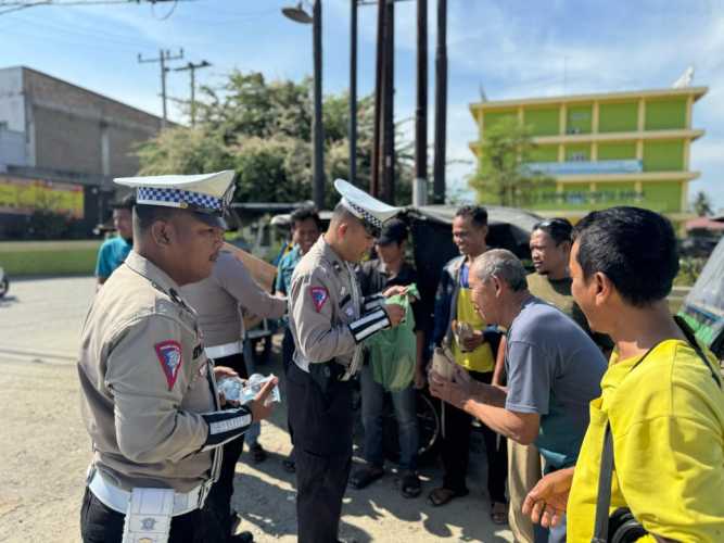 Satlantas Polres Batu Bara Laksanakan Kegiatan Berbagi Nasi Kotak Kepada ODGJ, Pekerja Jalanan, dan Tukang Becak
