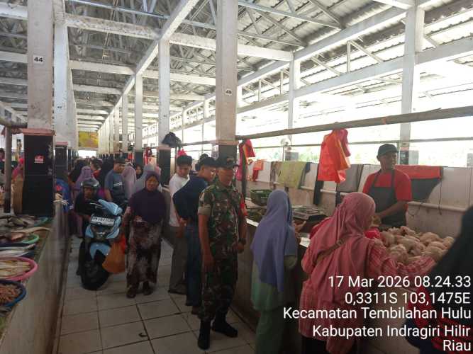 Babinsa Serda Ronald Manalu Turun Langsung, Cek Kondisi dan Ajak Pedagang Jaga Kebersihan Pasar Kayu Jati