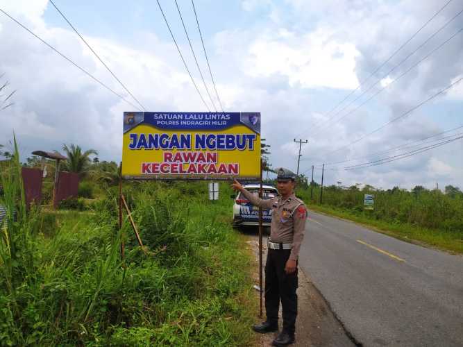 Satlantas Polres Inhil Pasang Spanduk Himbauan di Daerah Rawan Kecelakaan untuk Antisipasi Laka Lantas
