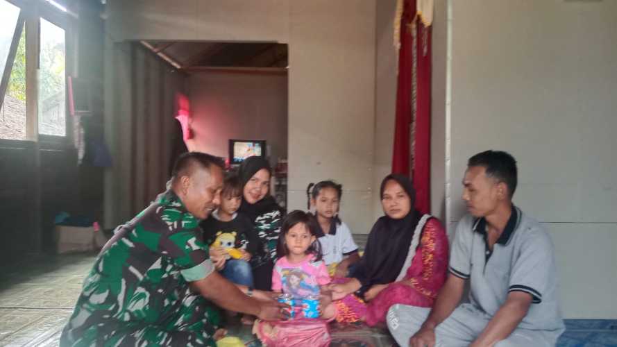 Kopda Umar Nasution  Memberi Bantuan Kepada Anak Stunting Desa Harapan Makmur