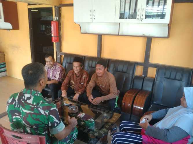Tingkatkan Keamanan Wilayah Terpencil, Babinsa Sialang Panjang Tekankan Siskamling dan Komunikasi Aktif