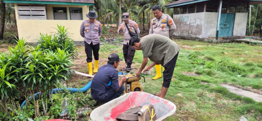 Kapolsek Pelangiran Cek Kesiapan Peralatan Karhutla di Desa Tagagiri Tama Jaya