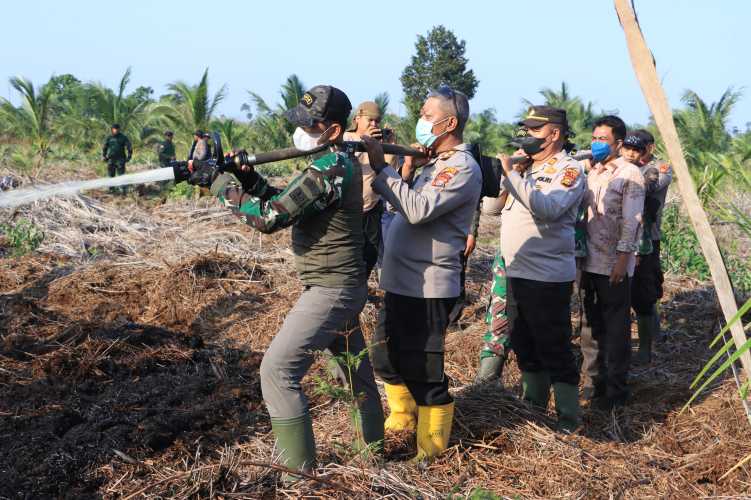 Kapolres Indragiri Hilir Bersama Dandim Pimpin Pemadaman dan Pendinginan Hotspot di Gaung,