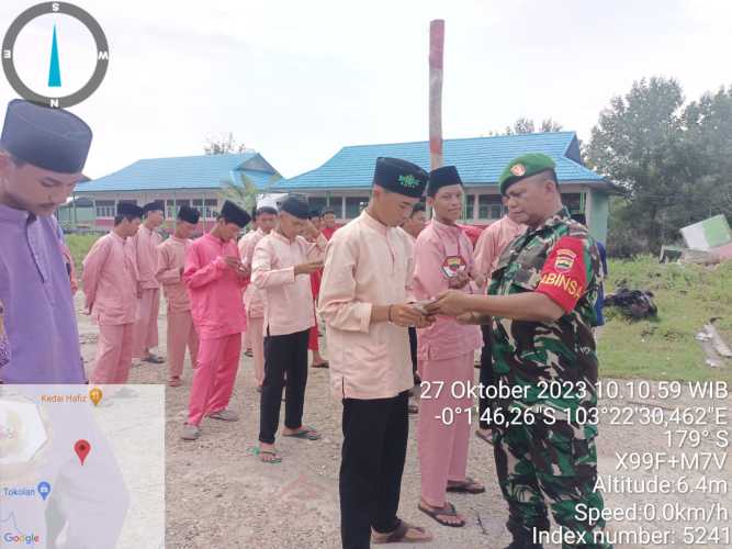 Selaraskan Program Kampung Pancasila, Babinsa Bagikan Heksogen Kepada Pihak Sekolah dan Para Pelajar