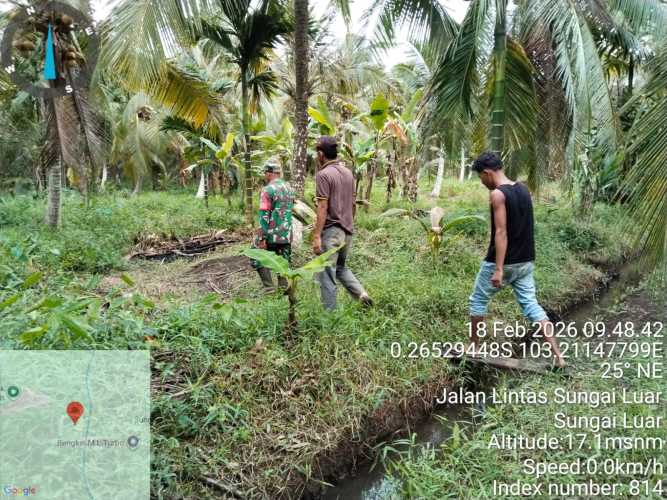 Babinsa Sungai Luar Jajaki Tapal Batas, Perkuat Sinergi dan Keamanan Wilayah