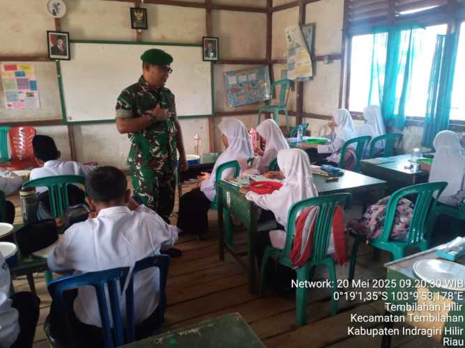 Babinsa Sertu Anton Dukung Suksesnya Program Makan Sehat Bergizi di Tembilahan