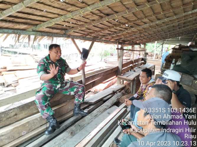 Serda Adri Candra Kontrol Buruh Tertib Suasana Puasa