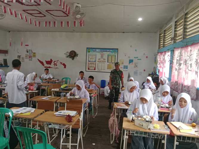 Babinsa Tembilahan Hulu Awasi Penyaluran 2.671 Porsi MBG