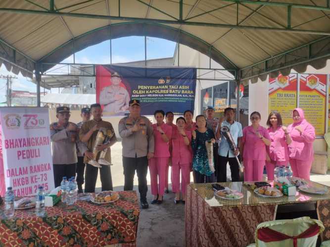 Kapolres Batu Bara AKBP Doly Nelson Serahkan Tali Asih kepada Penyandang Disabilitas di Medang Deras