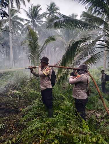 Personel Polsek Tempuling Laksanakan Pendinginan Titik Hotspot di Tanjung Pidada Meski Tengah Berpuasa