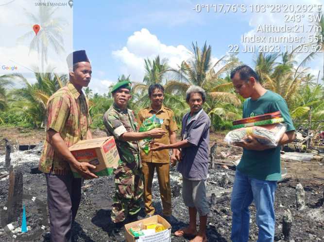 Babinsa Serahkan  Bantuan Sembako  Kepada Korban Musibah Kebakaran