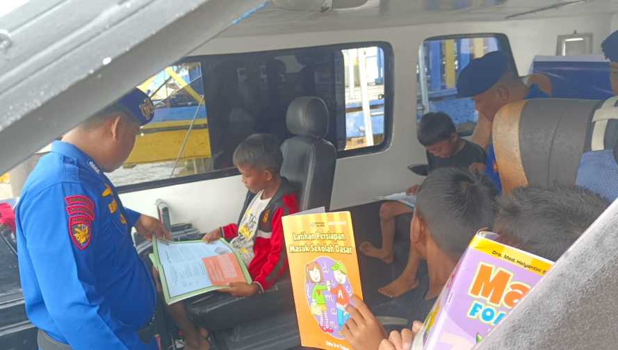 Satpolairud Polres Inhil Berdayakan Pustaka Apung, Tambah Literasi Anak Pesisir Pulau Burung