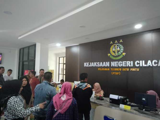 Forum Pedagang Pasar Kroya Di Dampingi LSM GMBI Mengadu Ke Kejaksaan Negeri Cilacap