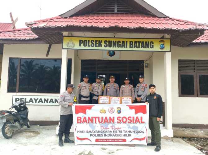 HUT Bhayangkara ke 78 Polsek Sungai batang Serahkan Bansos untuk Masyarakat.