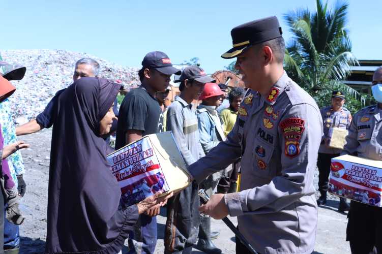 Berkunjung ke Tempat Pembuangan Akhir (TPA), Kapolres Inhil berbagi Sembako