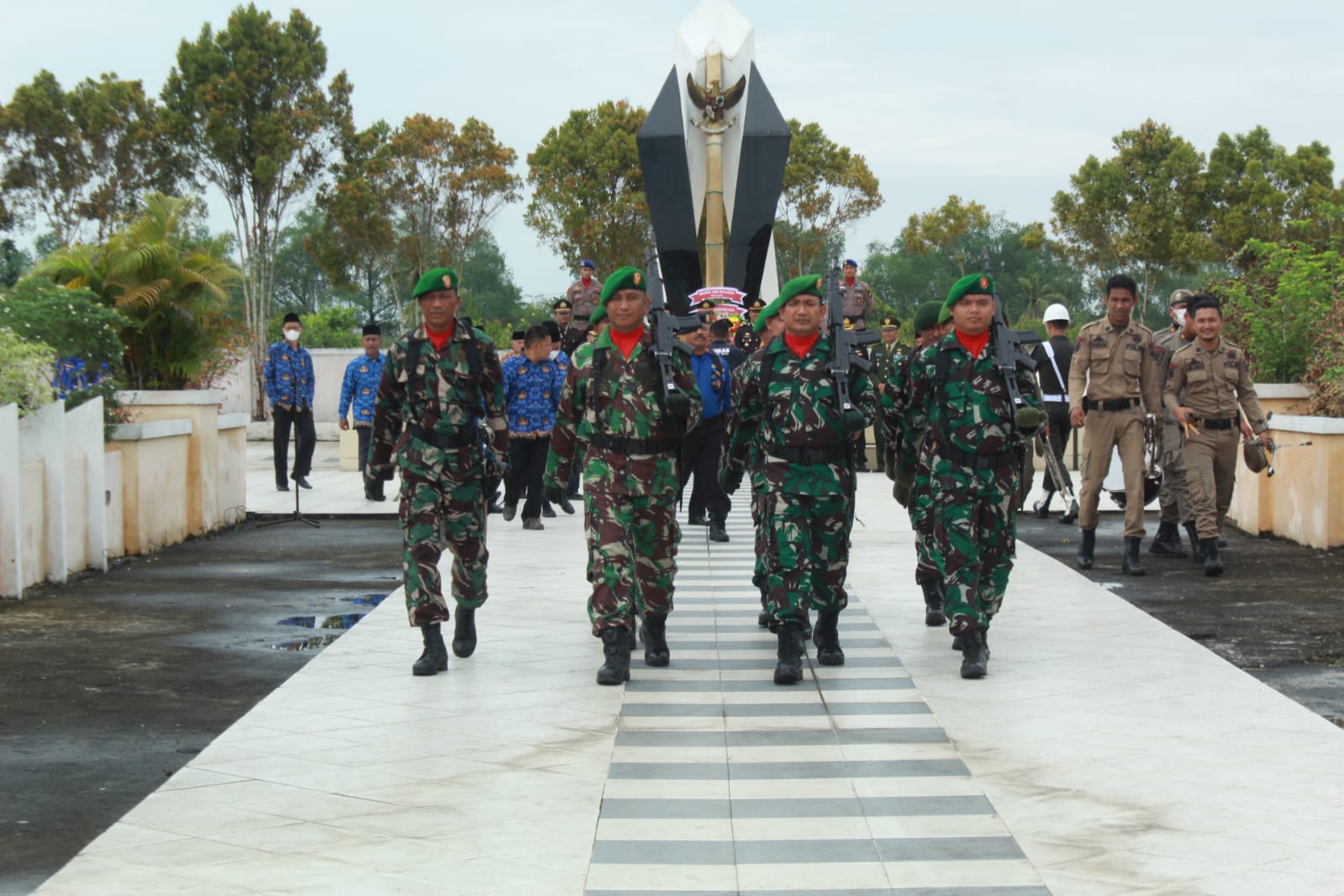 Peringati Hari Pahlawan Koramil 01/Tembilahan Lakukan Ziarah di Makam Pahlawan