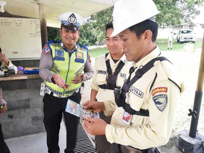 Sembari Patroli,Personil Subdit Gakkum Ditlantas Polda Riau Giat Cooling System Guna Sukseskan Pemilu 2024